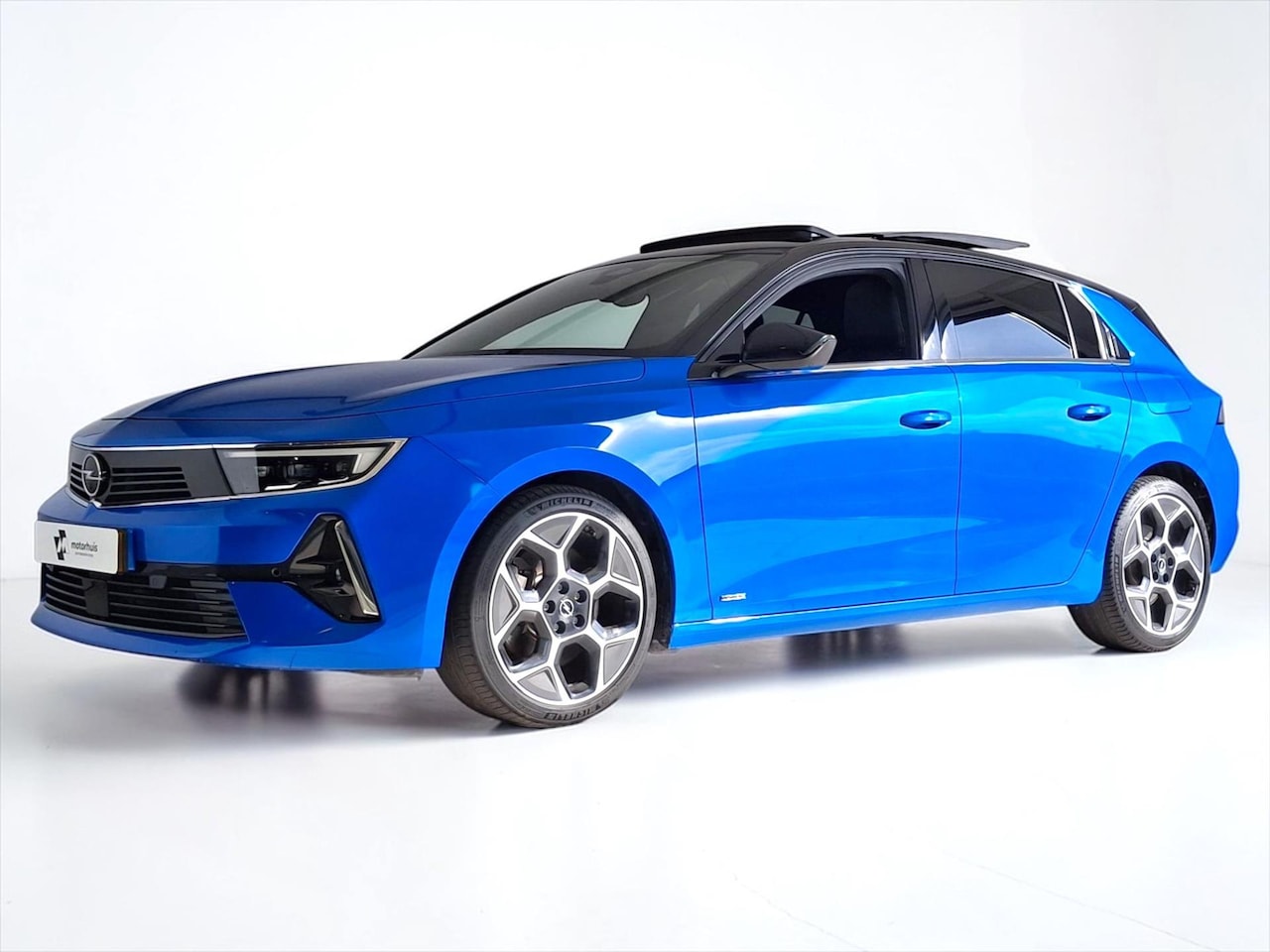 Opel Astra - 1.6 Hybrid 180pk Ultimate AUTOMAAT LED PANO HUD CAMERA WINTERPACK - AutoWereld.nl