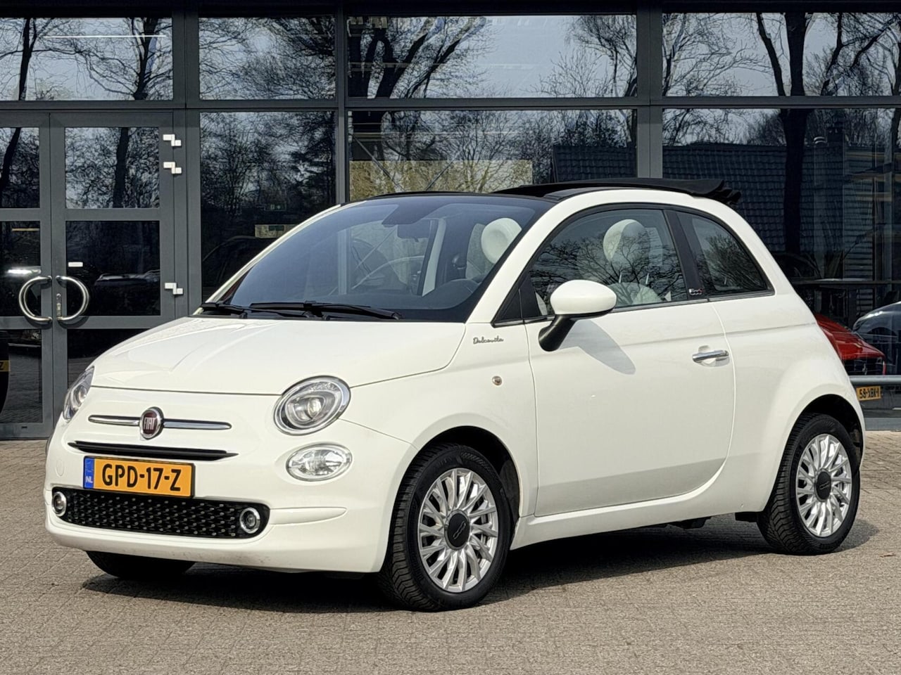 Fiat 500 - 1.0 Hybrid RED | Cabrio| Cruise Control | Apple CarPlay | Leer - AutoWereld.nl