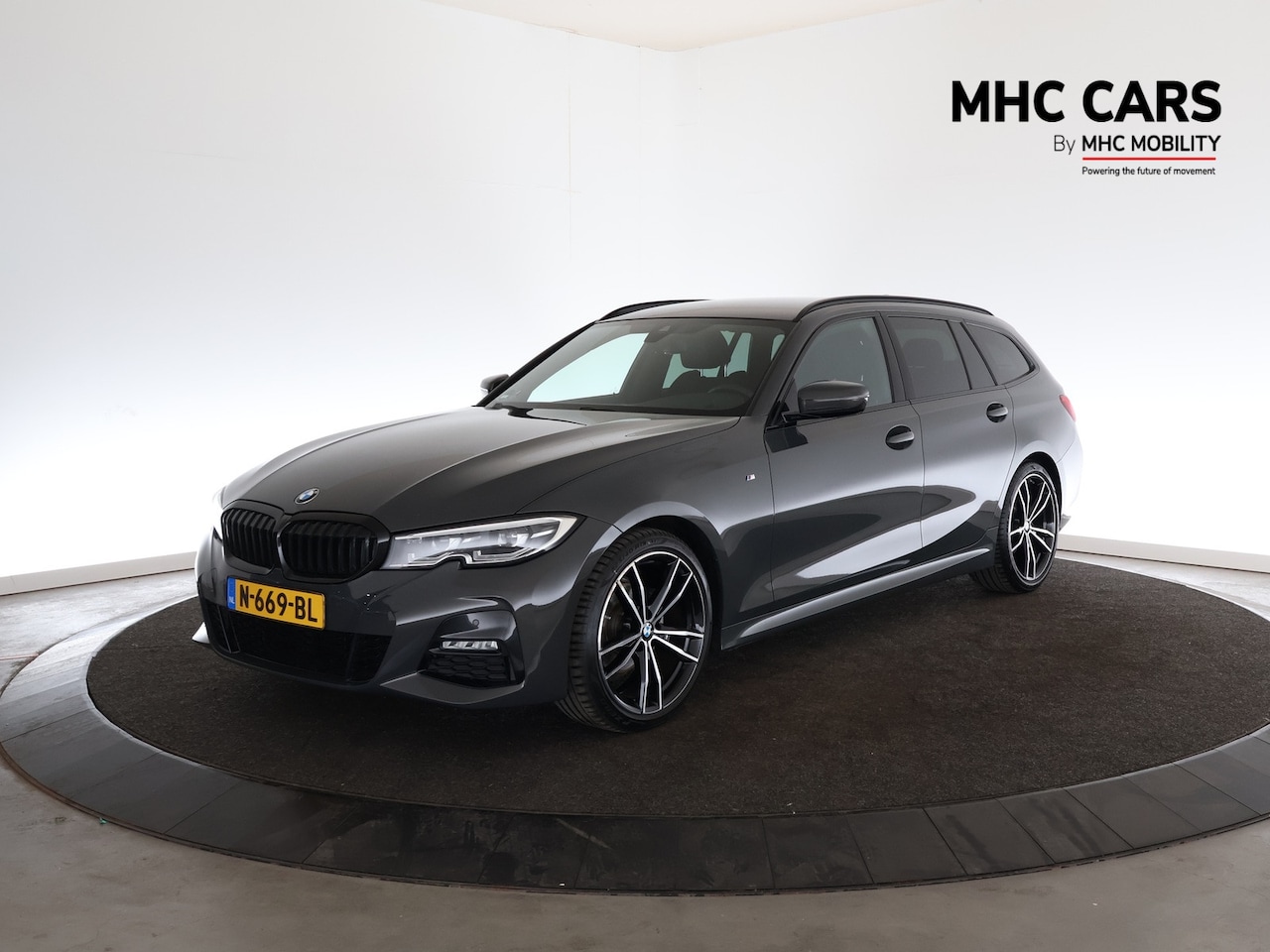 BMW 3-serie Touring - 318i Business Edition | M-Sport | 19" Lichtmetaal | Carplay | Parkeersensoren - AutoWereld.nl