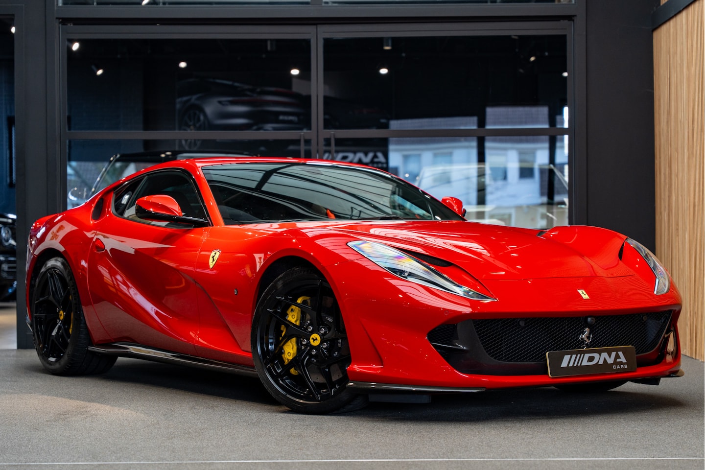 Ferrari 812 Superfast - Lift Full Carbon 6.5 V12 Superfast Passenger Display HELE - AutoWereld.nl