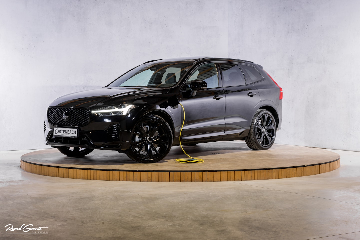 Volvo XC60 - 2.0 T8 Plug-in hybrid AWD Plus Black Edition Long Range | Zwenkbare trekhaak | Harman Kard - AutoWereld.nl