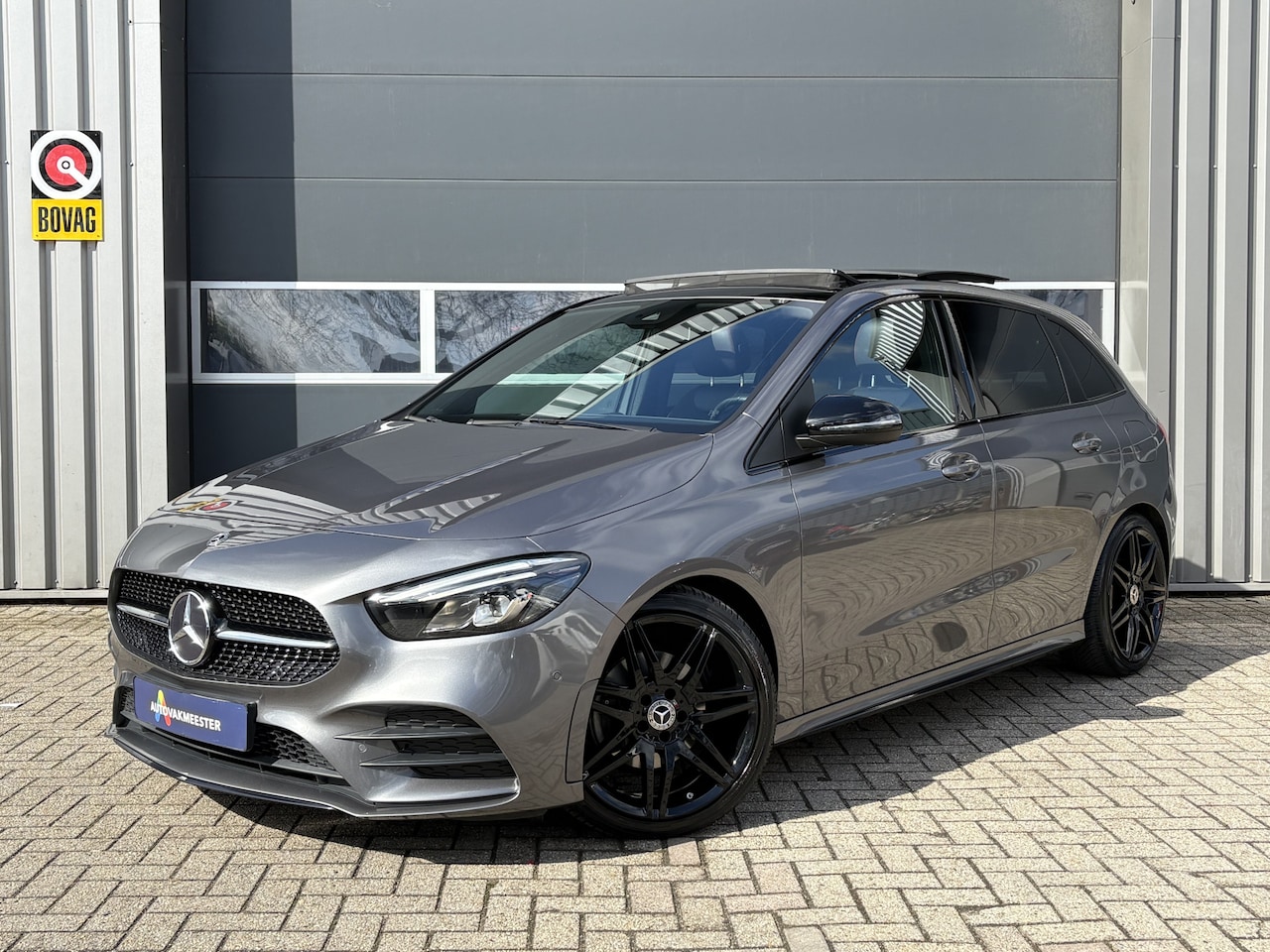 Mercedes-Benz B-klasse - 200 Business Solution AMG Automaat | Pano | Schuifdak | Navi | Carplay | Camera | Trekhaak - AutoWereld.nl