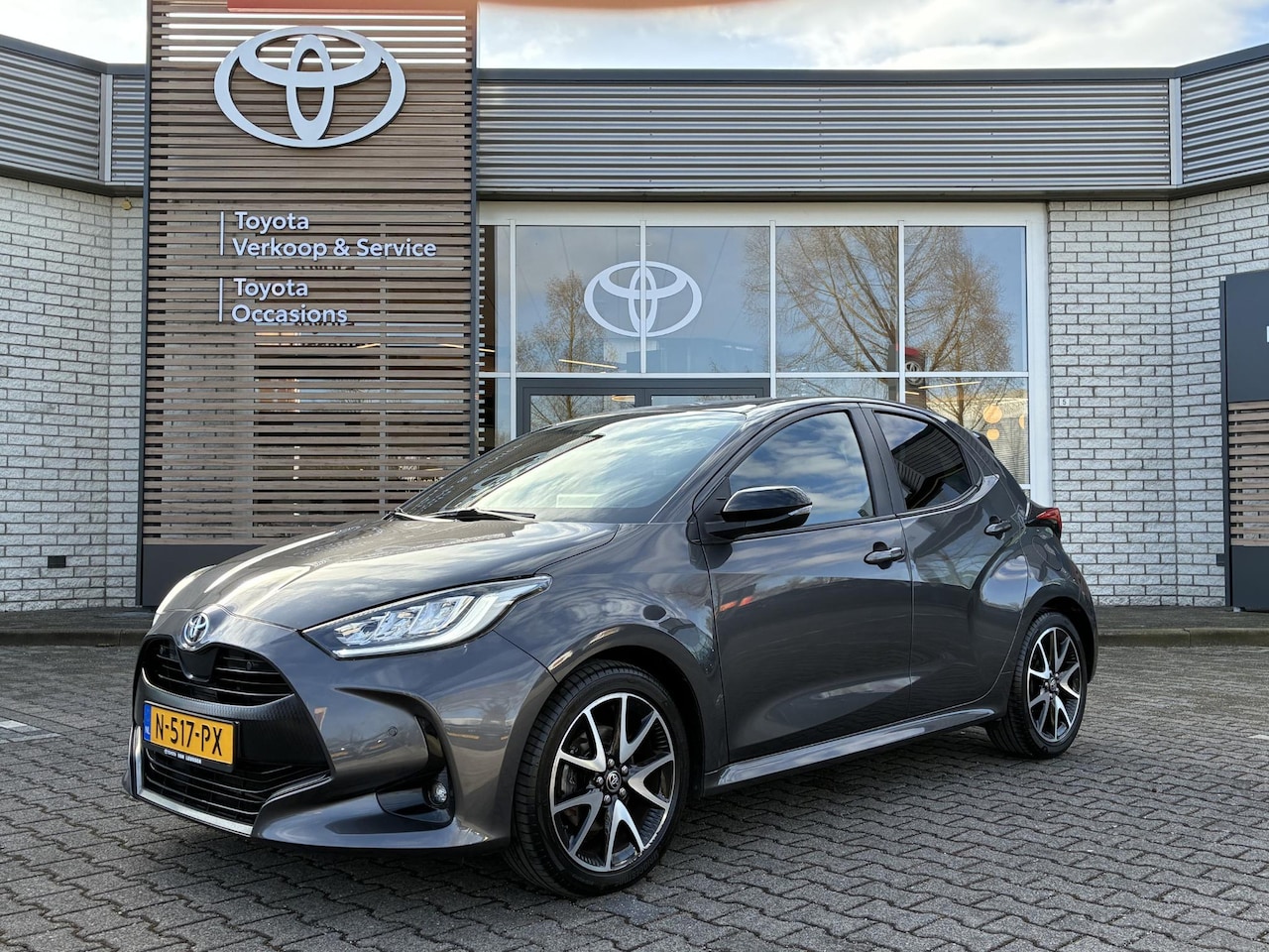 Toyota Yaris - 1.5 VVT-i EXECUTIVE STOELVERW APPLE/ANDROID BLIND-SPOT PARK-SENSOREN NAVI SPORTSTOELEN 17" - AutoWereld.nl