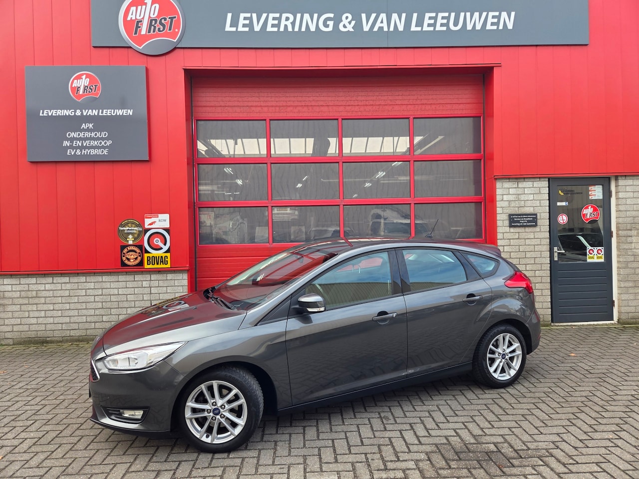 Ford Focus - 1.0 Lease Edition Navigatie/ Parkeersensoren achter/ Trekhaak/ Cruise control/ Rijklaarpri - AutoWereld.nl