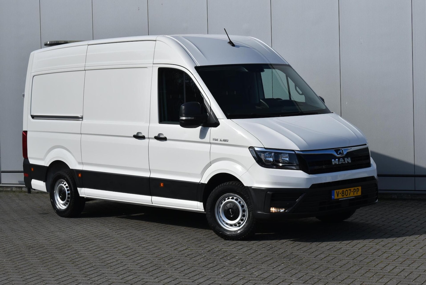 MAN TGE - 2.0 TDI L3H3 177 Pk Airco Navi PDC Trekhaak 3000 Kg! - AutoWereld.nl