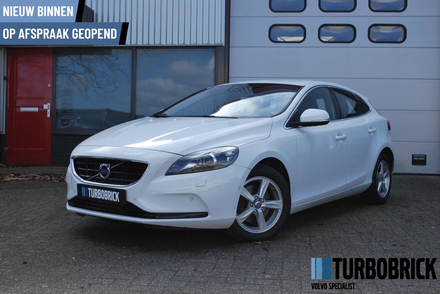 Volvo V40 - 1.6 T3 Momentum |Clima|Cruise|bi-Xenon|PDC|Navi|CitySafety - AutoWereld.nl