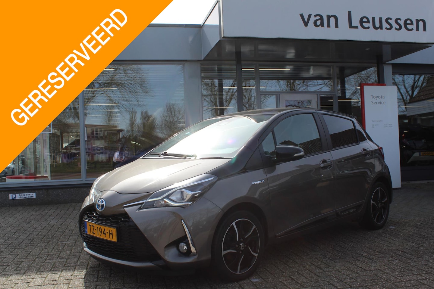 Toyota Yaris - 1.5 HYBRID BI-TONE PANODAK NAVI CLIMA CRUISE KEYLESS CAMERA EL-RAMEN LM-VELGEN - AutoWereld.nl