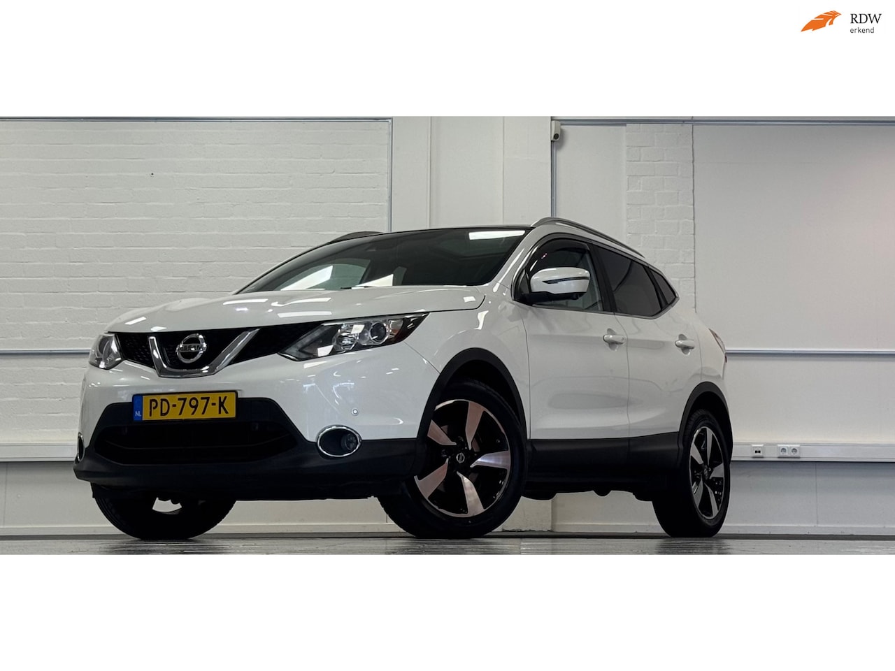 Nissan Qashqai - 1.2 Connect Edition Panoramadak Trekhaak 360 Camera - AutoWereld.nl