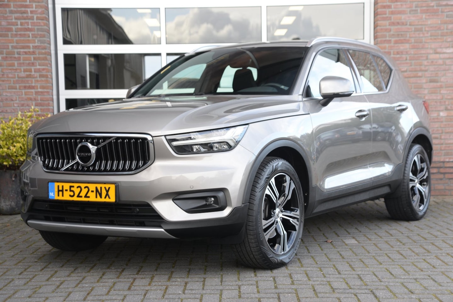 Volvo XC40 - 2.0 T4 Inscription | Pano | Trekhaak | Dealer ond. | - AutoWereld.nl