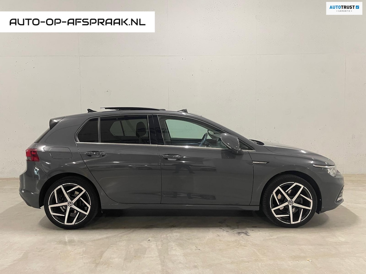 Volkswagen Golf - 1.5 eTSI R-Line Pano Automaat Navi PDC Stoelverwarming - AutoWereld.nl