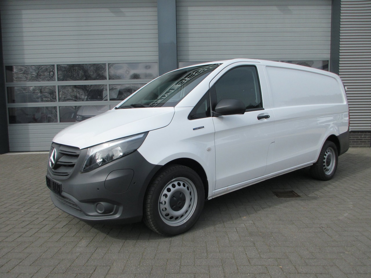 Mercedes-Benz Vito - E vito 112 L2 66 kWh snelladen SoH 97,5 % camera 3-zits - AutoWereld.nl