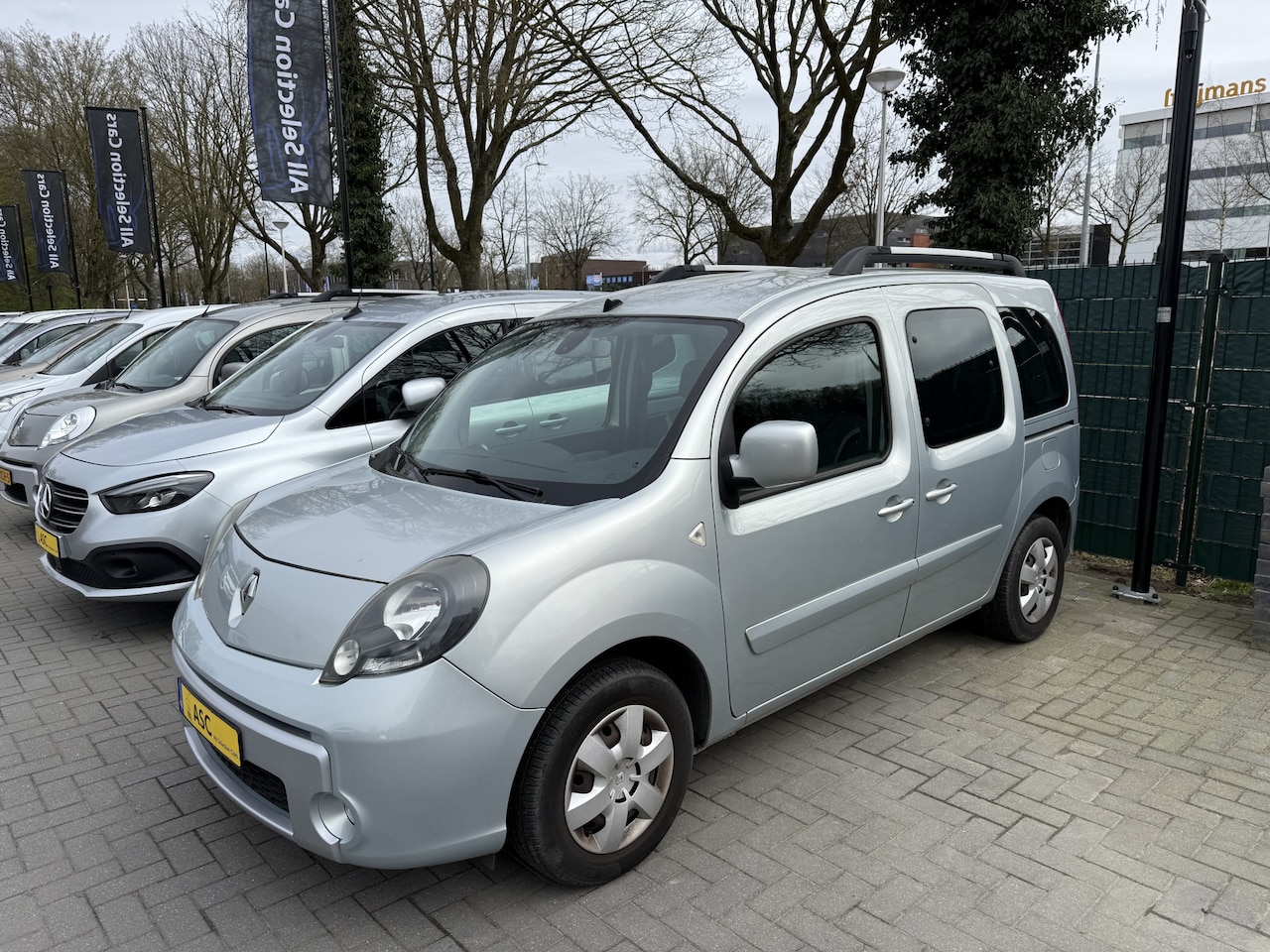 Renault Kangoo - 1.6-16V Privilège Rolstoelauto Automaat - Knielsysteem + Lier - Bodemverlaging - Luchtveri - AutoWereld.nl