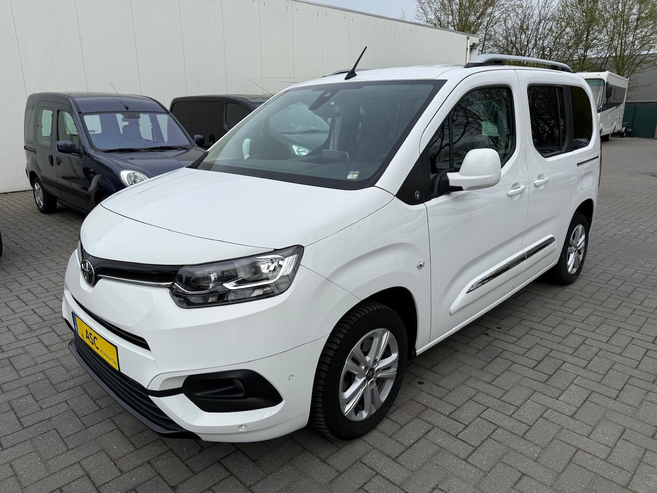 Toyota ProAce City Verso - L1 Automaat - Rolstoelauto - Alle opties - Bodemverlaging - 1e Eigenaar - Rolstoelvervoer - AutoWereld.nl