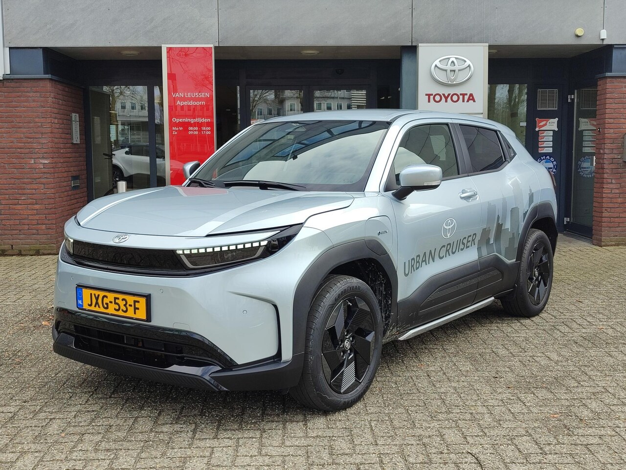 Toyota Urban Cruiser - DYNAMIC 61KWH STOEL/STUURVERWARMING BLIND-SPOT KEYLESS WARMTEPOMP CAMERA PARK-SENSOREN NAV - AutoWereld.nl