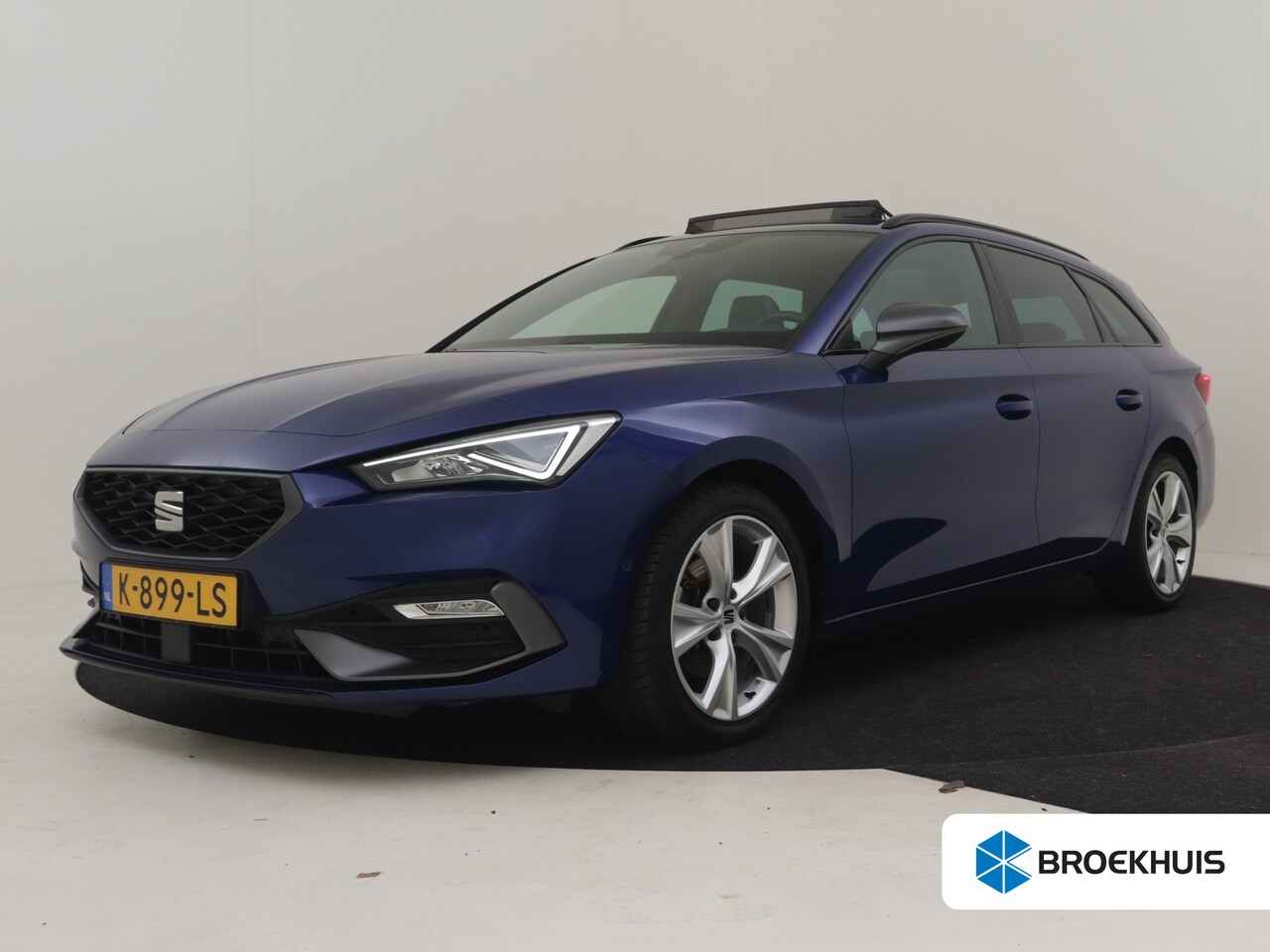 SEAT Leon Sportstourer - 1.5 eTSI FR Launch Edition 150 Pk DSG/AUTO | Panorama-dak | Trekhaak | Achteruitrijcamera - AutoWereld.nl