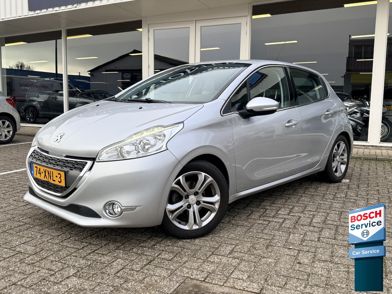 Peugeot 208 - 1.6 VTi Allure | Navi | Bluetooth | Cruise | ECC | Regen- en Lichtsensor | Trekhaak - AutoWereld.nl