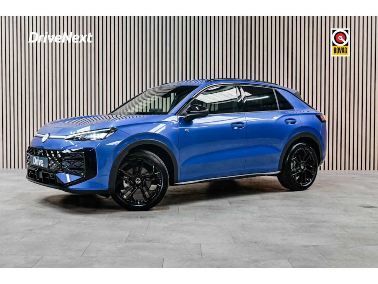 Volkswagen T-Roc - 1.5 eTSI R-Line | HUD | BLACK PACK | ELEKTR. ACHTERKLEP | STOELV - AutoWereld.nl