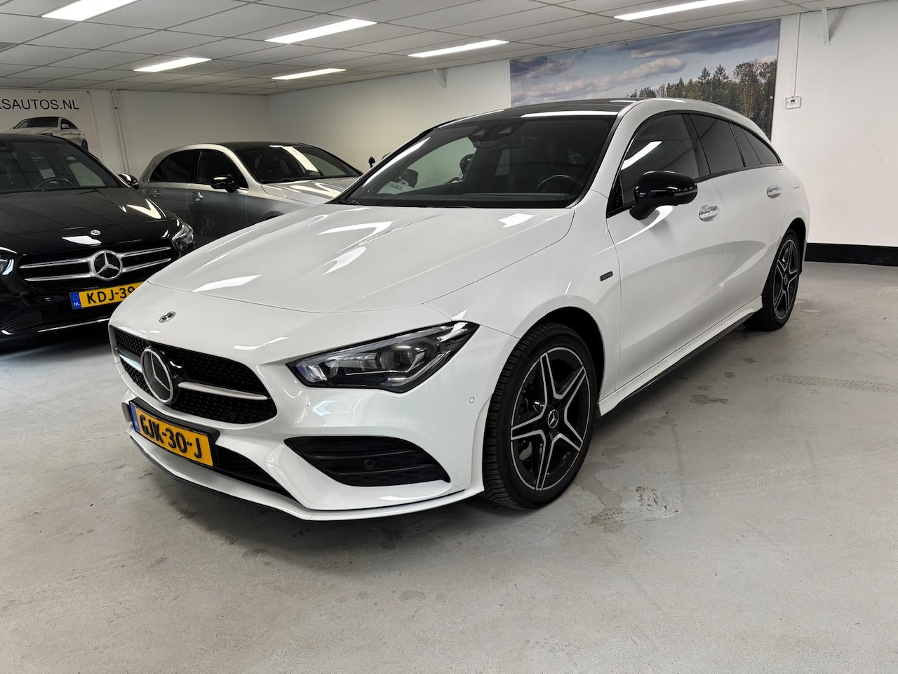 Mercedes-Benz CLA-klasse Shooting Brake - 250e AMG Pano 360 Burmester Dealeronderhouden Distronic Keyless Enz - AutoWereld.nl