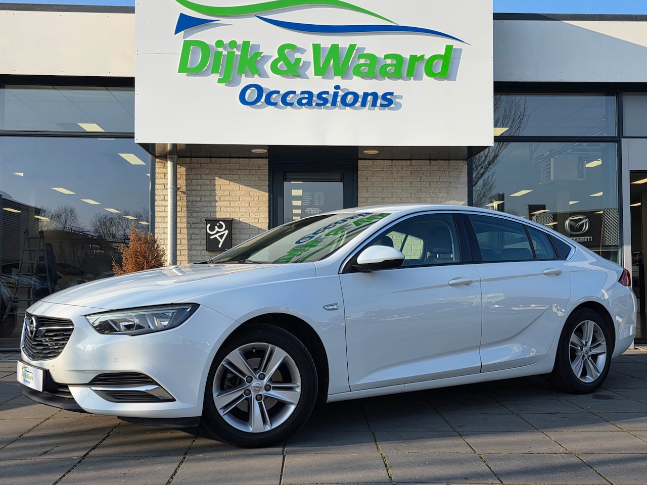 Opel Insignia Grand Sport - 1.5 Turbo Business Executive Automaat – Parkeersensor - Navi – Luxe - Nap – - AutoWereld.nl