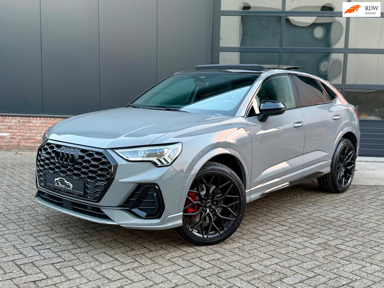 Audi Q3 Sportback - 40 TFSI quattro S-line Blackstyle Nardo/Pano/Carplay - AutoWereld.nl