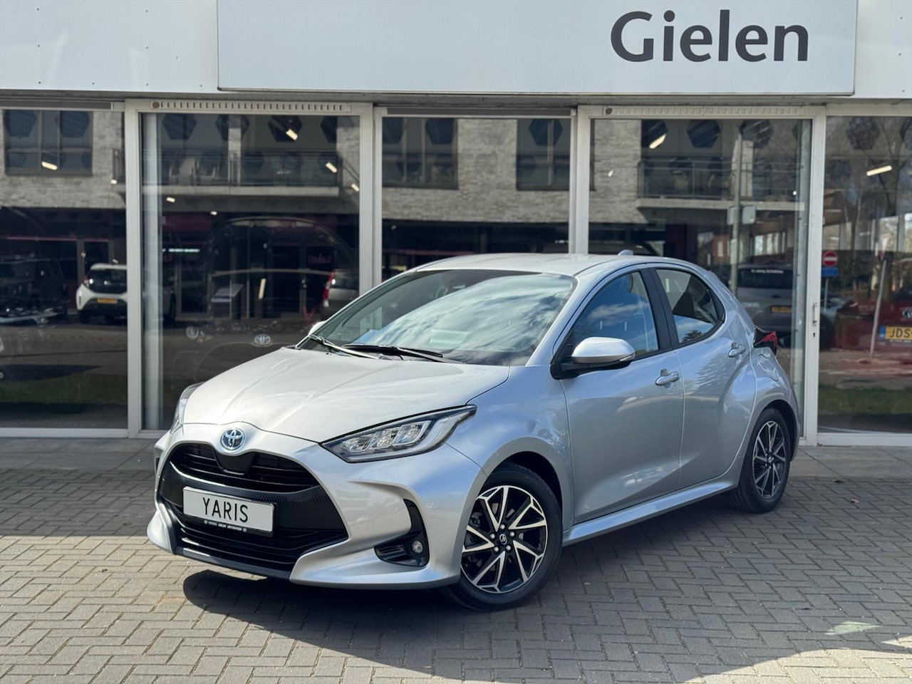 Toyota Yaris - 1.5 Hybrid Dynamic | Lichtmetalen velgen, LED, Keyless, Startknop, Licht + Regensensor, Ap - AutoWereld.nl