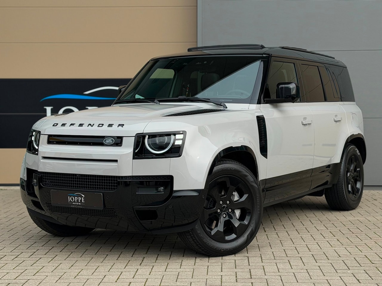 Land Rover Defender 110 - 2.0 P300e 110 X-Dynamic SE|FACELIFT|Borascogrey|Pano|Blackpack|Trekhaak|Clearsight - AutoWereld.nl