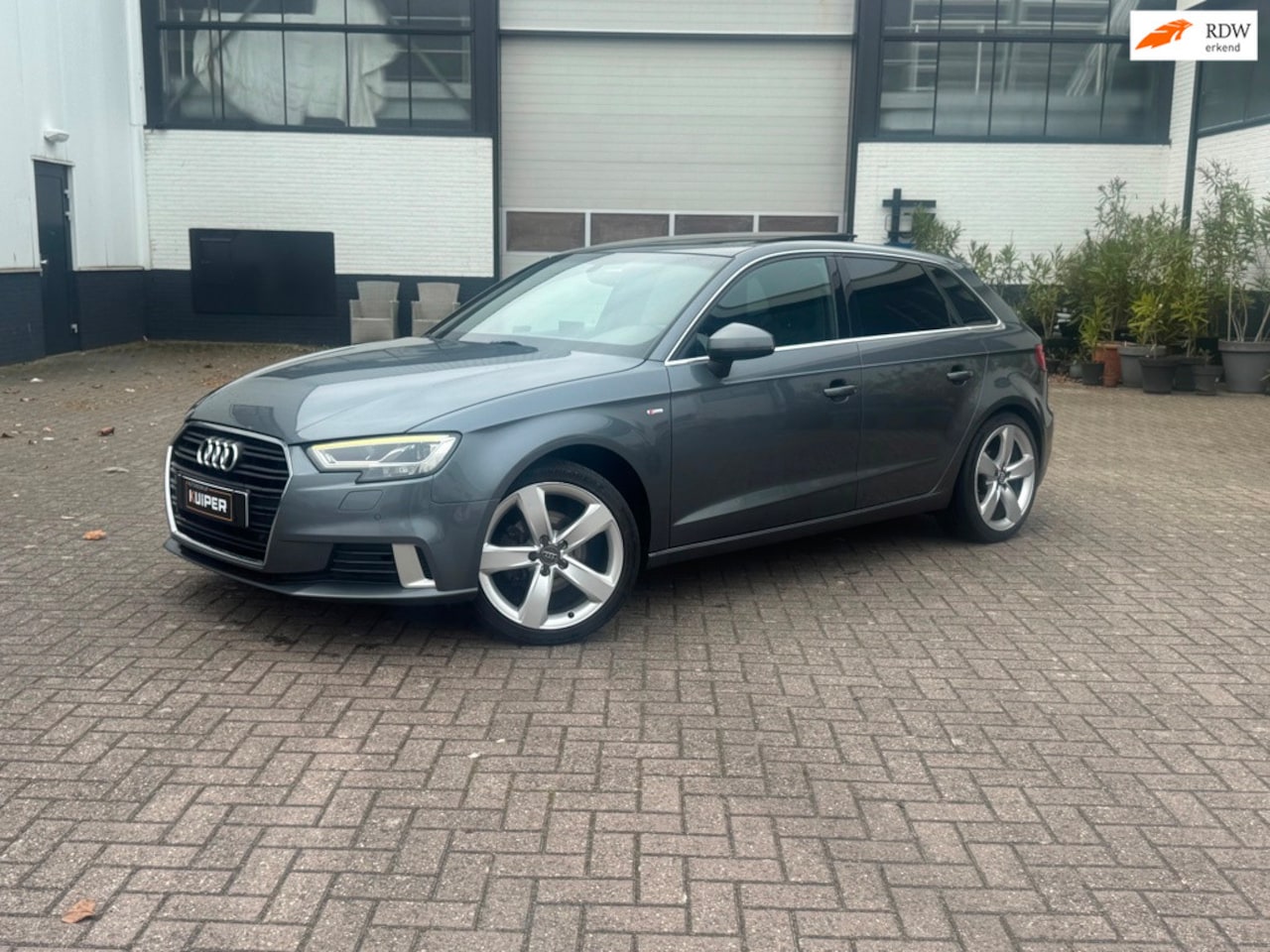 Audi A3 Sportback - 35 TFSI CoD 3x S-line DSG PANO - AutoWereld.nl
