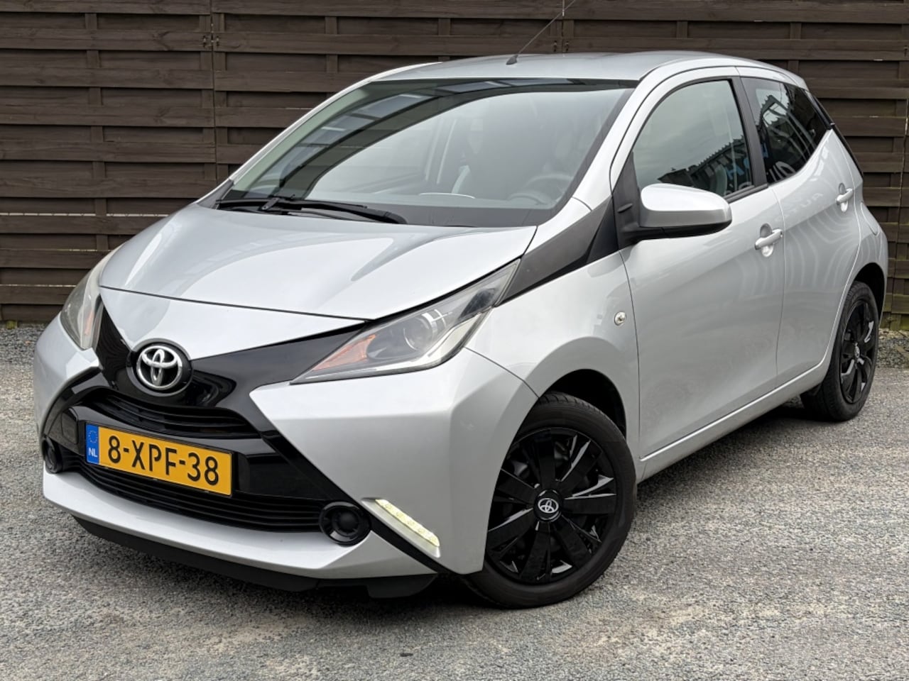 Toyota Aygo - 1.0 VVT-i x-play / AC / CAMERA / GR.SCHERM / NAP - AutoWereld.nl