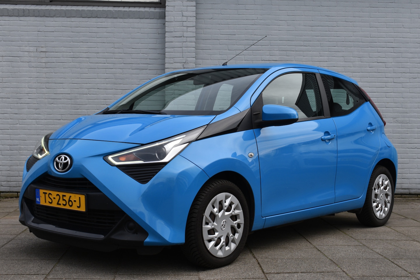 Toyota Aygo - 1.0 VVT-i x-play Handgeschakeld 72pk | Achteruitrijcamera |  Bluetooth | Dealer onderhoude - AutoWereld.nl