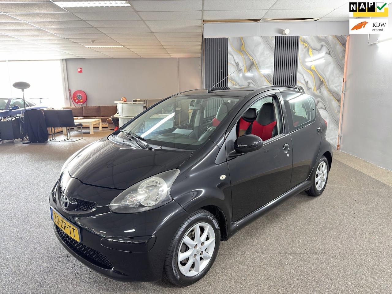 Toyota Aygo - 1.0-12V + Apk Nieuw,Airco,Carplay,Bluetooth,Leder-bekleding,Lm velgen,N.A.P,weinig km's,To - AutoWereld.nl