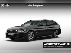 BMW 5-serie Touring - 540i xDrive M-Sport / Trekhaak Electrisch / Glazen dak / Lederen Dashboard / Driving Assis