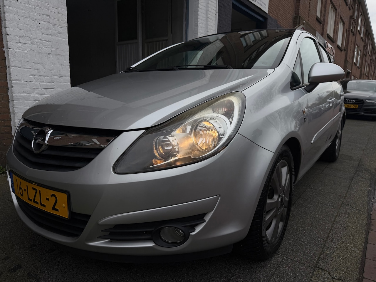 Opel Corsa - 1.4-16V '111' Edition AUTOMAAT Airco Pano Cruise LMV Nieuwe Apk en Banden - AutoWereld.nl