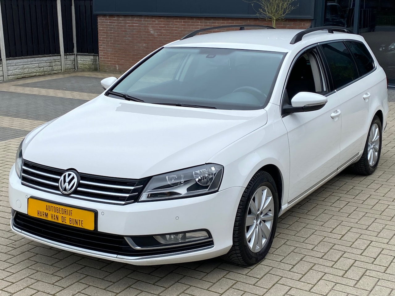 Volkswagen Passat Variant - 1.6 TDI Highline BlueMotion NIEUWSTAAT AUTOMAAT NAVI TREKHAAK PDC - AutoWereld.nl