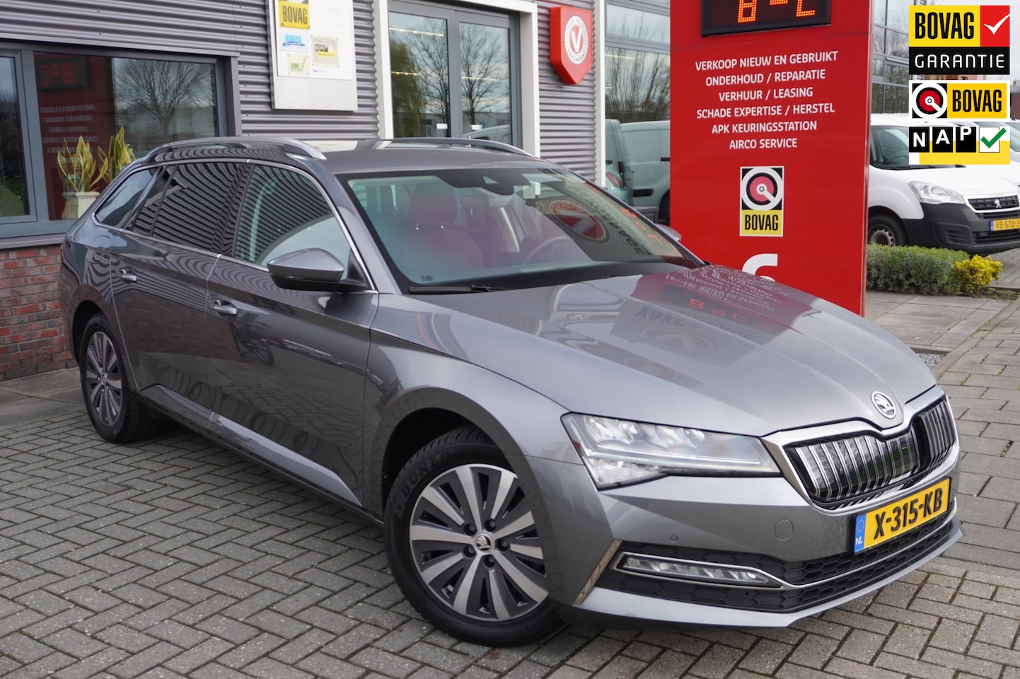 Skoda Superb Combi - 1.4 TSI iV Business Edition / ACC / Memory / Carplay / Stoelverwarming / Trekhaak - AutoWereld.nl