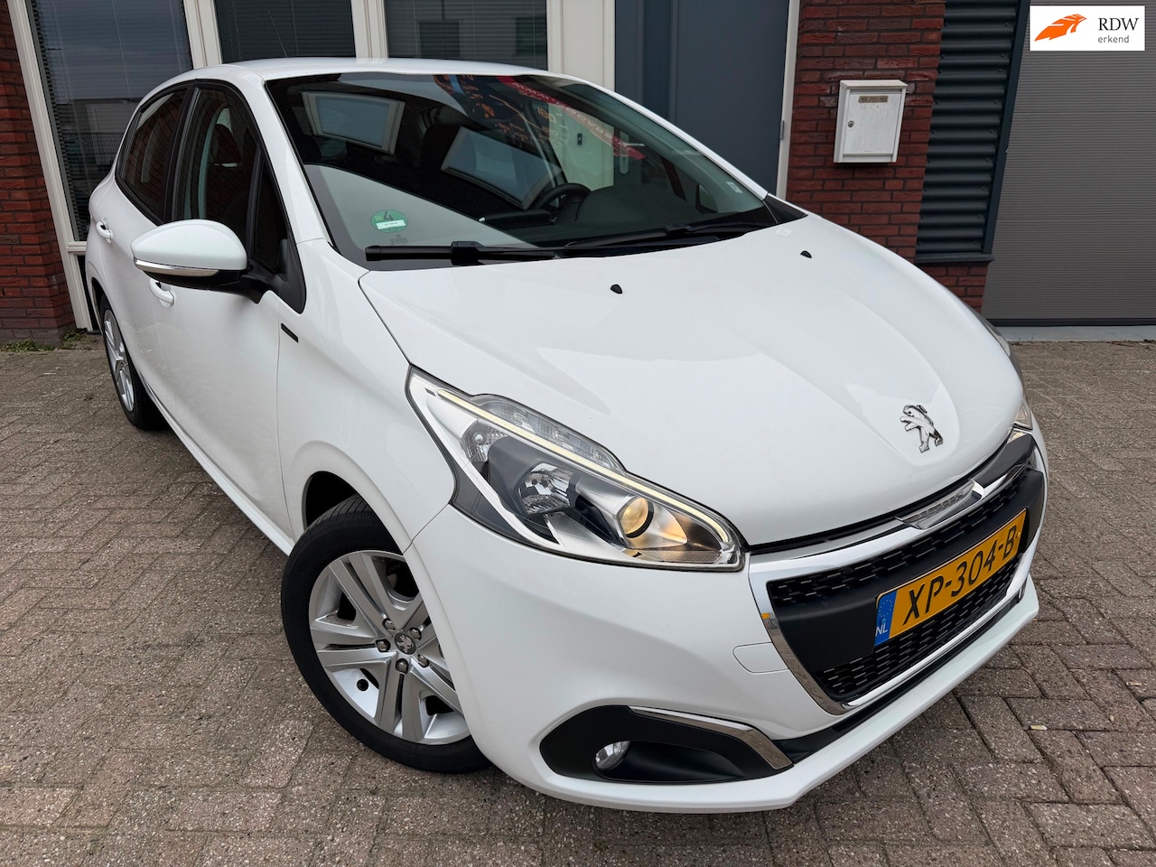 Peugeot 208 - 1.2 PureTech Signature / Navi / PDC / DAB / NAP - AutoWereld.nl