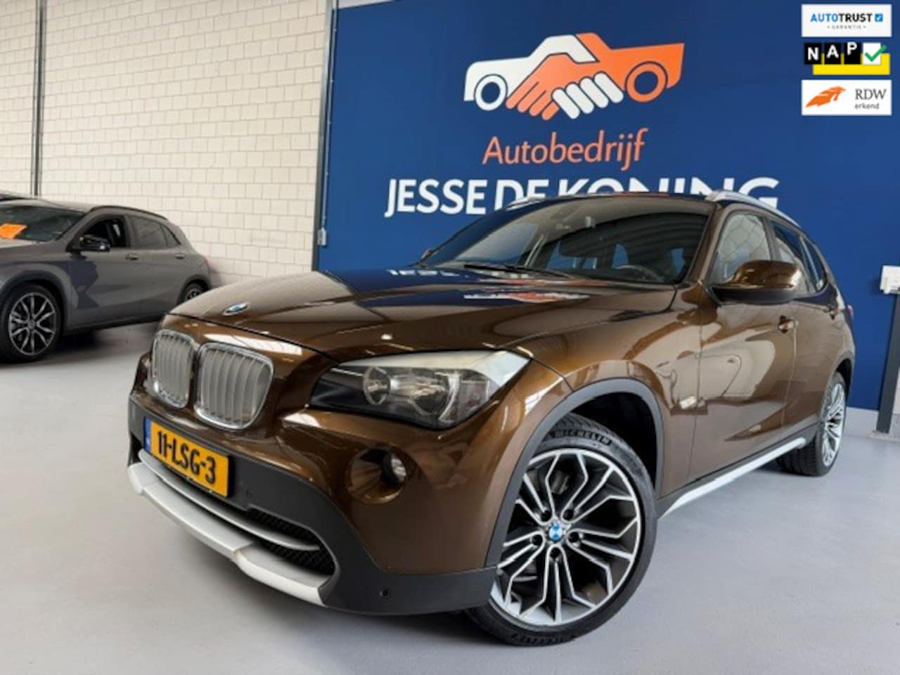 BMW X1 - SDrive18i Executive / bj.2010 / kleur: bruin / navigatie / climate / cruise / airco / NAP - AutoWereld.nl