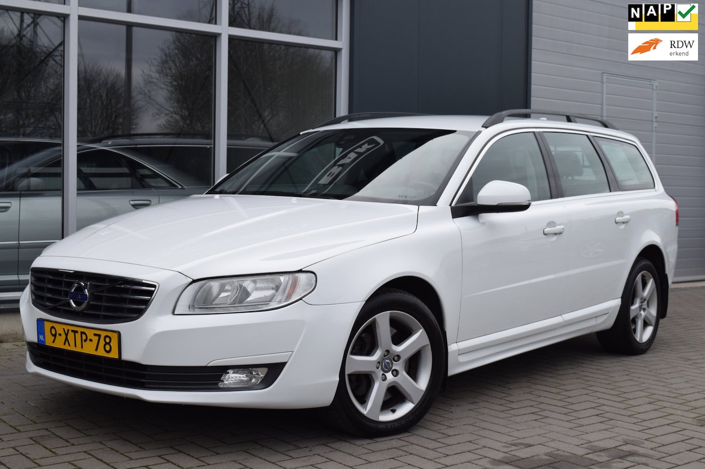 Volvo V70 - 2.4 D5 Kinetic | Automaat | ½ Leder | APK 10-2026 - AutoWereld.nl