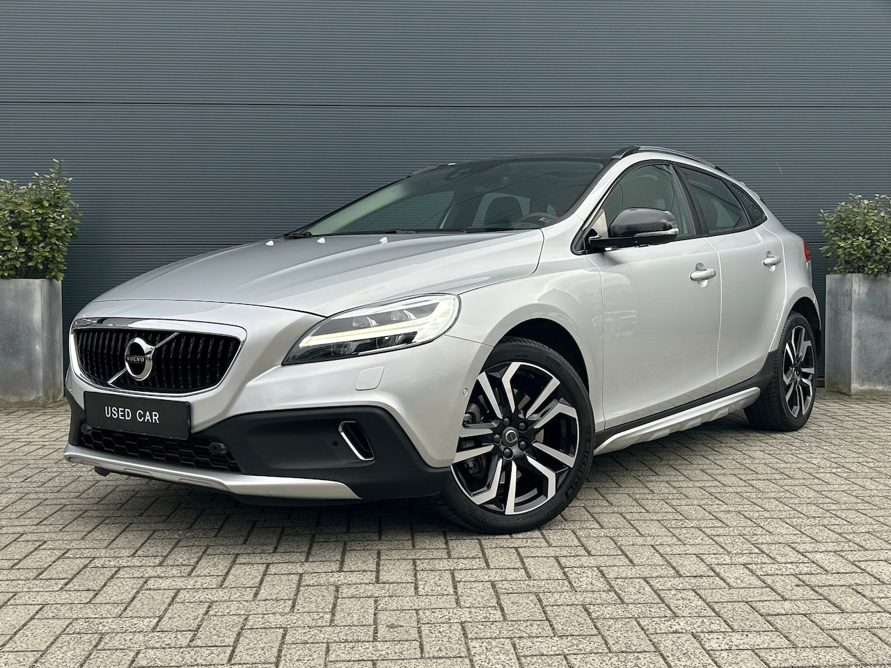 Volvo V40 Cross Country - 1.5 T3 Nordic+ | Pano | Memory-stoel | Styling Kit | Leder | Stoelverwarming | Standkachel - AutoWereld.nl