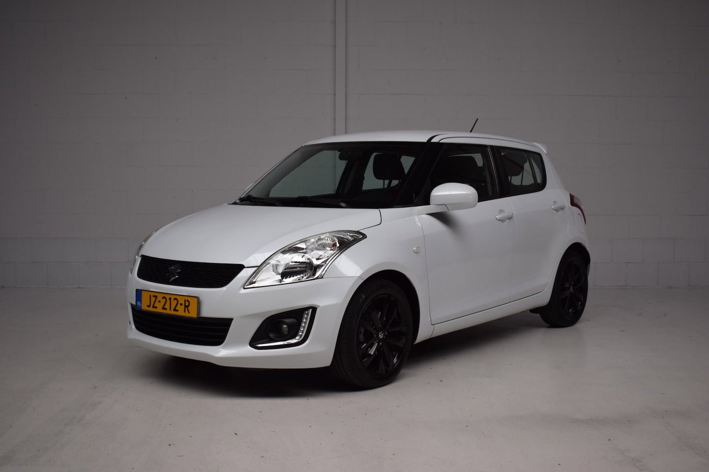 Suzuki Swift - 1.2 Bandit EASSS 5-DRS ORG.NED / NAP / DEALER-ONDERHOUDEN / CRUISE / STOELVERWARMING / LED - AutoWereld.nl