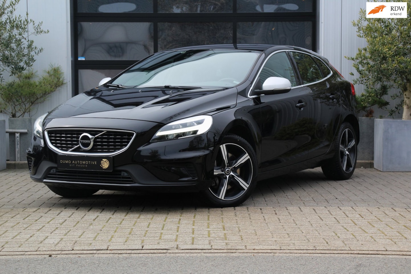 Volvo V40 - 1.5 T2 R-Design Automaat - LEDER/ALCANTARA - LED - NAVI - PDC + CAMERA - PRACHTIGE CONDITI - AutoWereld.nl