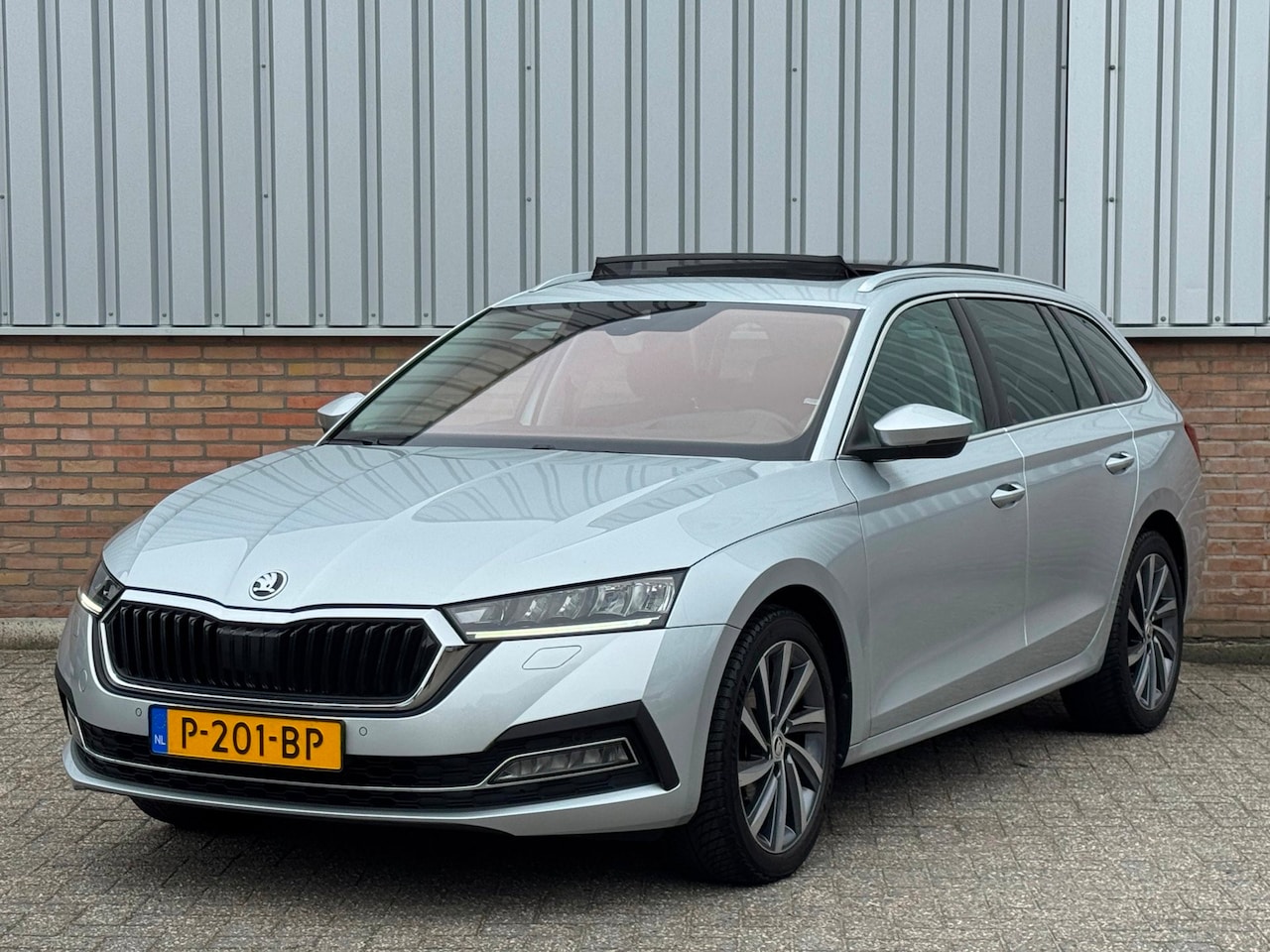 Skoda Octavia Combi - 1.0 e-TSI Business Edition Plus Panorama/ Leder - AutoWereld.nl