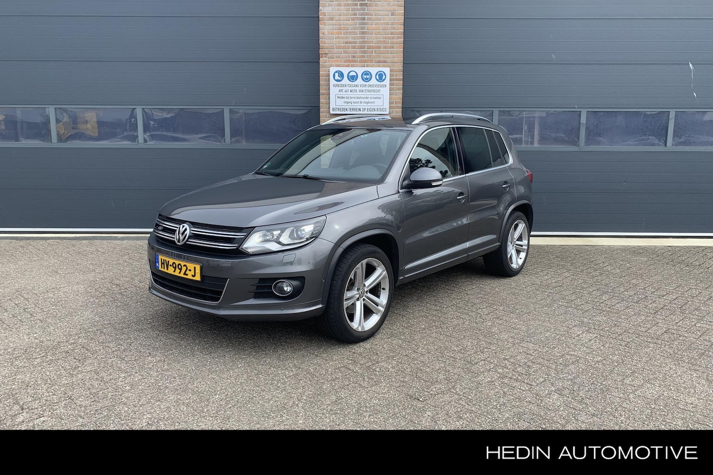 Volkswagen Tiguan - 1.4 TSI R-Line Edition | Automaat | Trekhaak | 1800KG Trekgewicht | Panoramadak | R-Line | - AutoWereld.nl
