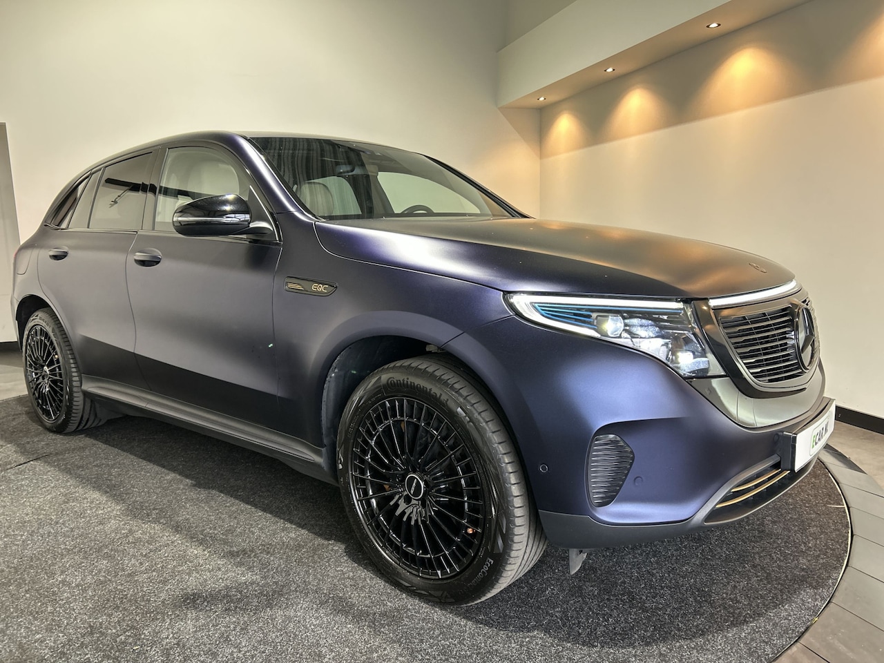 Mercedes-Benz EQC - 400 4MATIC Premium 80 kWh | paarse wrap | beige interieur | lichtmetalen velgen - AutoWereld.nl