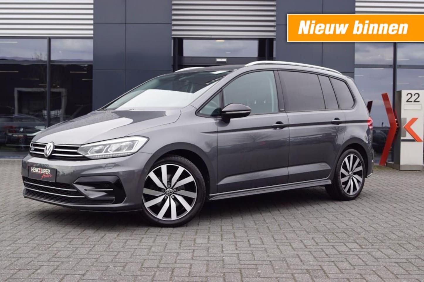 Volkswagen Touran - 1.5 TSI DSG R-Line / 7 persoons/ Navi / Camera / LED/ PDC/App-Connect - AutoWereld.nl