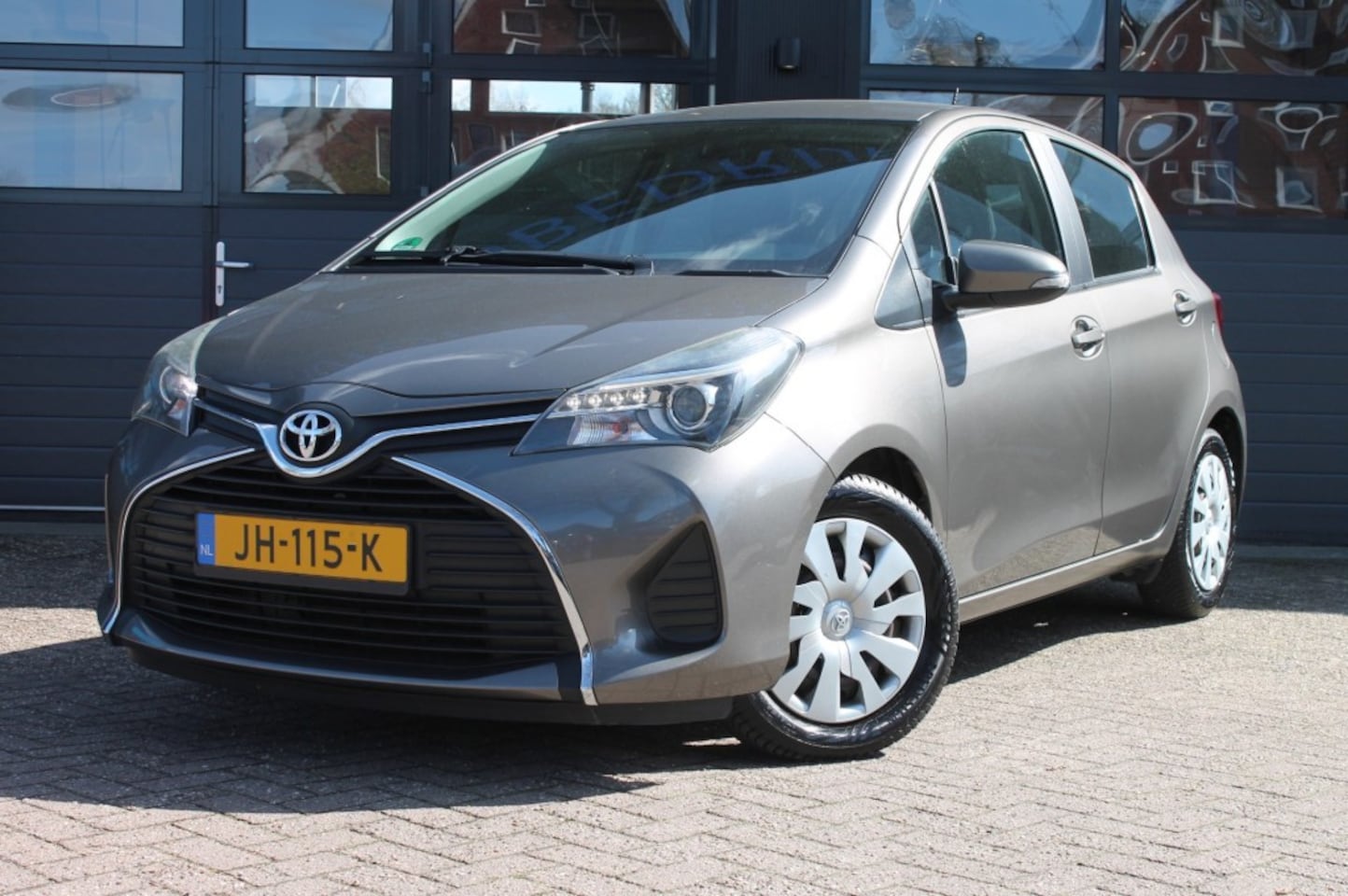Toyota Yaris - 1.3 VVT-I ASPIRATION  Navigatie / Trekhaak / Cruise control - AutoWereld.nl