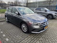 Mercedes-Benz B-klasse - B180 Premium Plus AUTOMAAT, NAVI, Camera, Trekhaak, half Leder