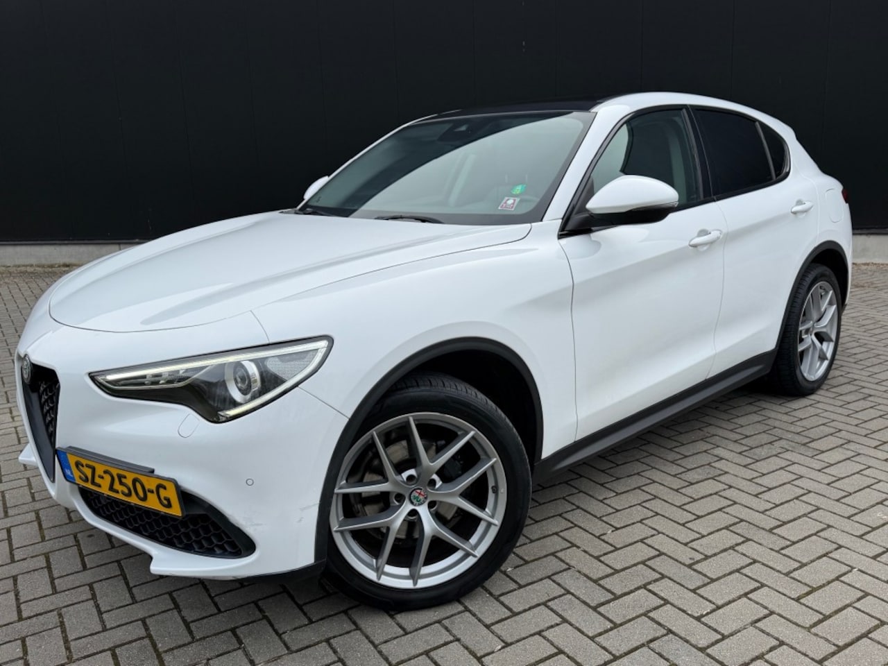 Alfa Romeo Stelvio - 2.0 T AWD F.E.280PK PANORAMA/TREKHAAK/LEER - AutoWereld.nl