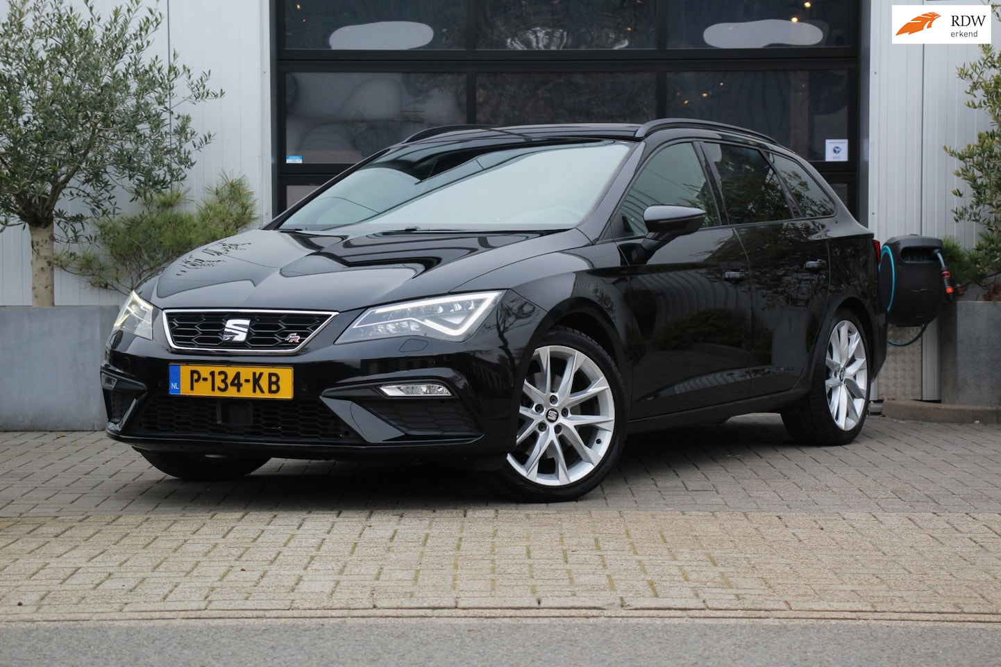 SEAT Leon ST - 1.8 TSI FR Business Intense - PANO - CARPLAY - LEDER/ALCANTARA - LED - SEAT SOUND - TREKHA - AutoWereld.nl