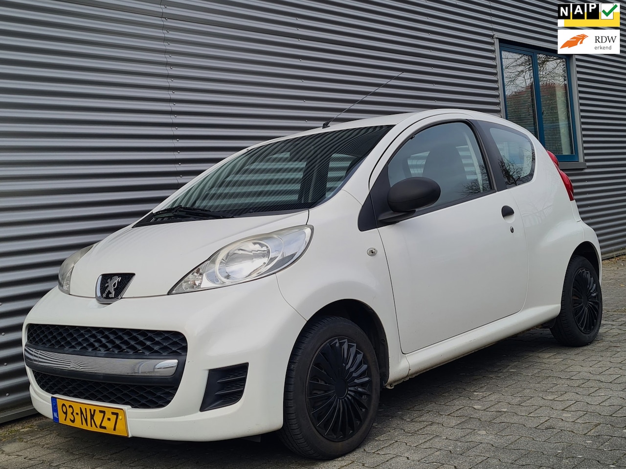 Peugeot 107 - 1.0-12V XR 3drs 11-2010 Blanc Glacier - AutoWereld.nl