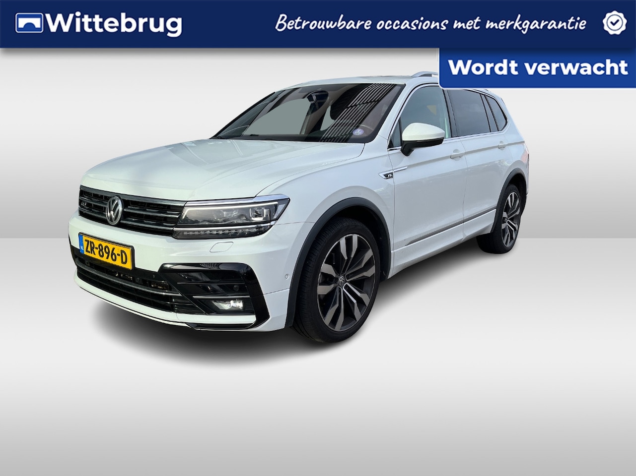 Volkswagen Tiguan Allspace - 1.5 TSI Highline Business R 7p. / Pano / Leder / Navigatie / App connect / Camera / Parkee - AutoWereld.nl